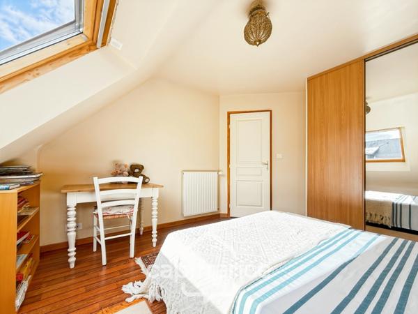 Spacieuse maison familiale en brique – 4 chambres, terrasse de 60 m² avec pergola – Proximité immédiate du centre de Noyal-Pontivy