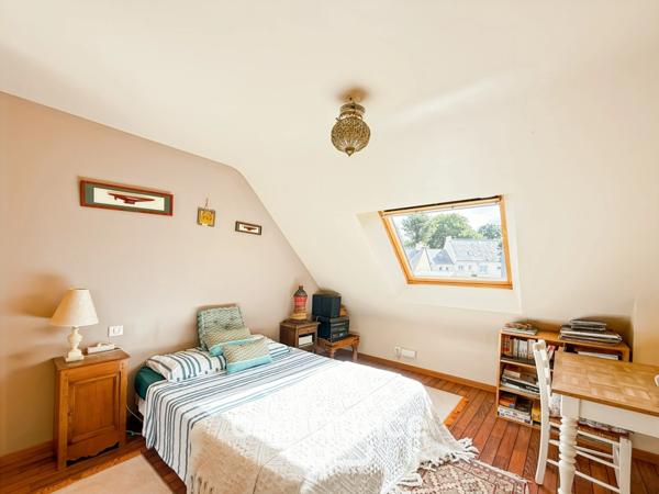 Spacieuse maison familiale en brique – 4 chambres, terrasse de 60 m² avec pergola – Proximité immédiate du centre de Noyal-Pontivy