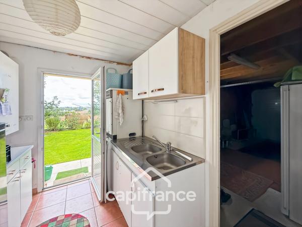 Spacieuse maison familiale en brique – 4 chambres, terrasse de 60 m² avec pergola – Proximité immédiate du centre de Noyal-Pontivy
