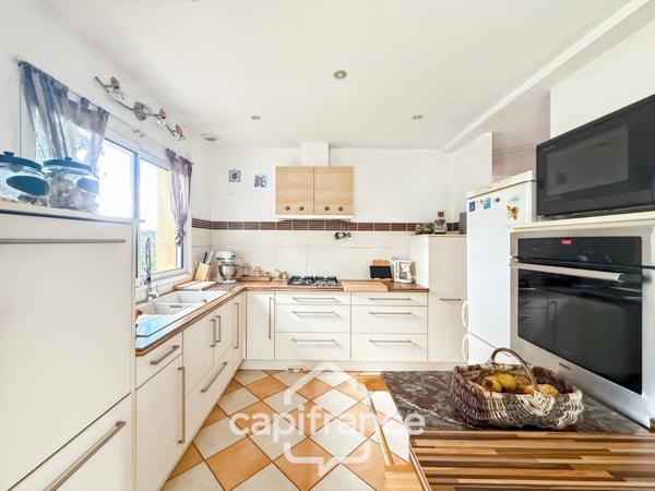 Spacieuse maison familiale en brique – 4 chambres, terrasse de 60 m² avec pergola – Proximité immédiate du centre de Noyal-Pontivy