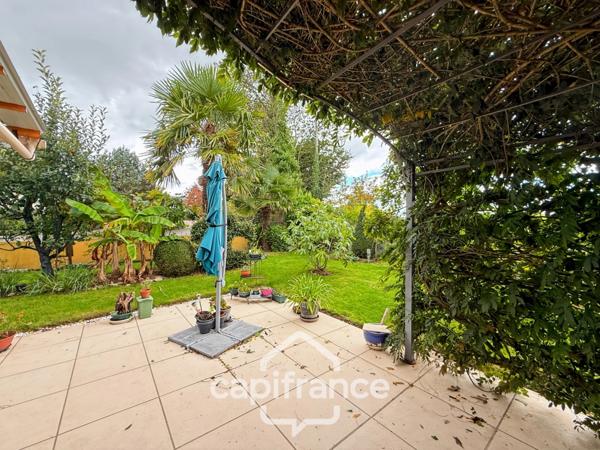 Spacieuse maison familiale en brique – 4 chambres, terrasse de 60 m² avec pergola – Proximité immédiate du centre de Noyal-Pontivy