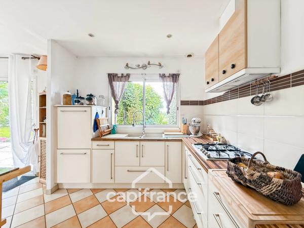 Spacieuse maison familiale en brique – 4 chambres, terrasse de 60 m² avec pergola – Proximité immédiate du centre de Noyal-Pontivy