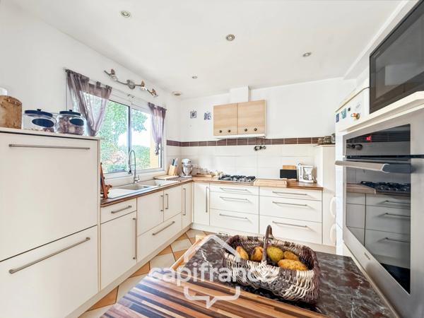 Spacieuse maison familiale en brique – 4 chambres, terrasse de 60 m² avec pergola – Proximité immédiate du centre de Noyal-Pontivy