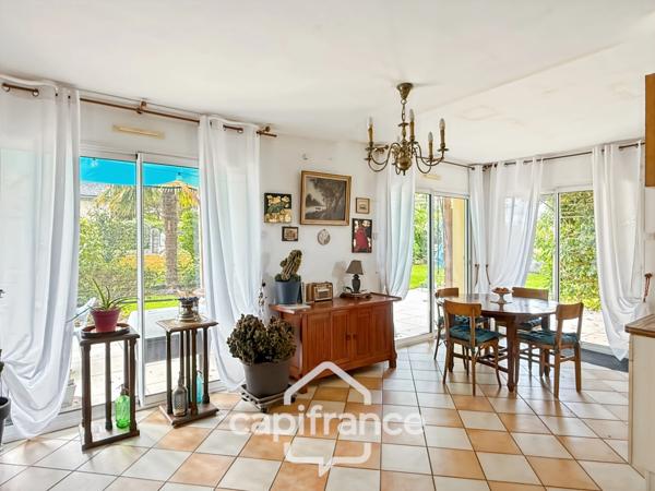 Spacieuse maison familiale en brique – 4 chambres, terrasse de 60 m² avec pergola – Proximité immédiate du centre de Noyal-Pontivy