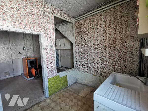 Idéal pour investisseur !  venez découvrir cette maison à rénover proche de tous commerces