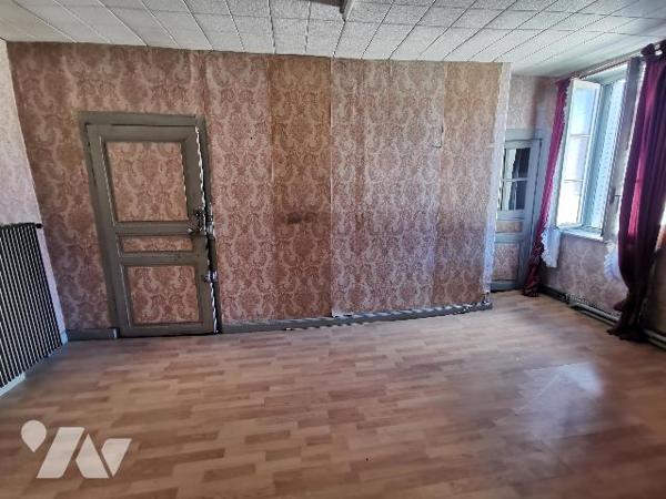 Idéal pour investisseur !  venez découvrir cette maison à rénover proche de tous commerces