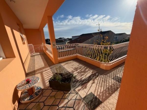 L'AIGUILLON SUR MER (85) PROCHE DU PLAN D'EAU VILLA ATYPIQUE BORD DE MER POSS 2 HABITATIONS AVEC JARDIN