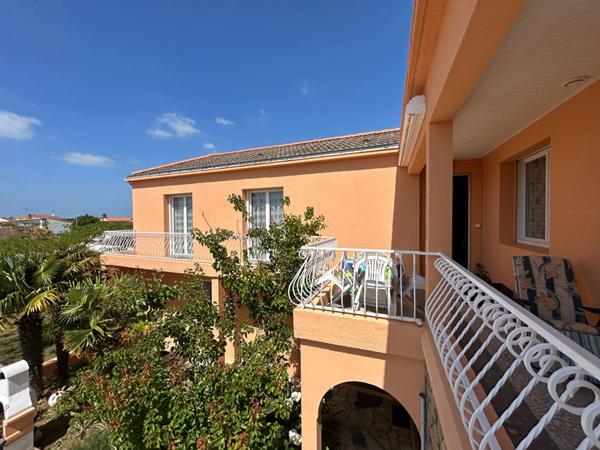 L'AIGUILLON SUR MER (85) PROCHE DU PLAN D'EAU VILLA ATYPIQUE BORD DE MER POSS 2 HABITATIONS AVEC JARDIN