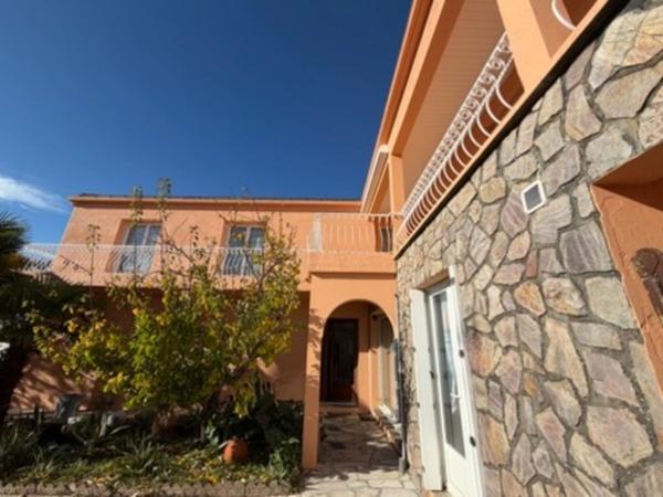 L'AIGUILLON SUR MER (85) PROCHE DU PLAN D'EAU VILLA ATYPIQUE BORD DE MER POSS 2 HABITATIONS AVEC JARDIN