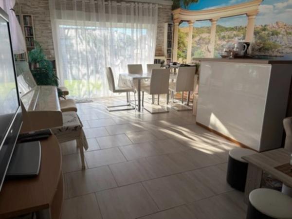 L'AIGUILLON SUR MER (85) PROCHE DU PLAN D'EAU VILLA ATYPIQUE BORD DE MER POSS 2 HABITATIONS AVEC JARDIN