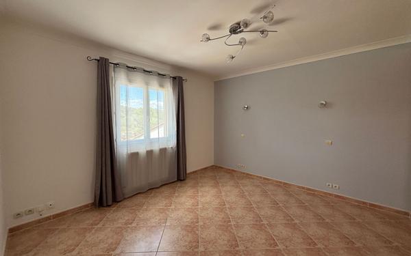 Immeuble à vendre    7 pièces •  Marguerittes