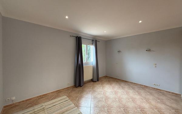 Immeuble à vendre    7 pièces •  Marguerittes