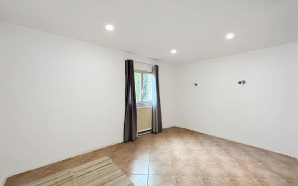 Immeuble à vendre    7 pièces •  Marguerittes