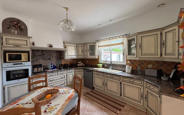 Immeuble à vendre    7 pièces •  Marguerittes