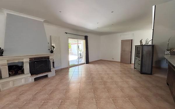 Immeuble à vendre    7 pièces •  Marguerittes