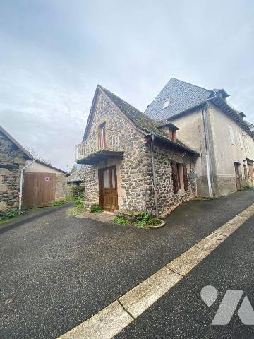 A vendre à Pleaux, en centre-ville, à proximité des commerces et services. 
Une petite maison ...