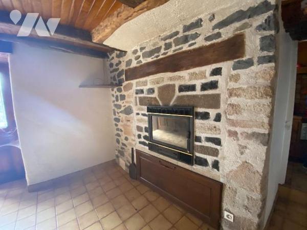 A vendre à Pleaux, en centre-ville, à proximité des commerces et services. 
Une petite maison ...