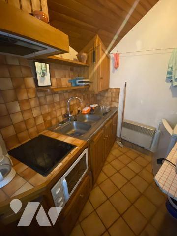 A vendre à Pleaux, en centre-ville, à proximité des commerces et services. 
Une petite maison ...