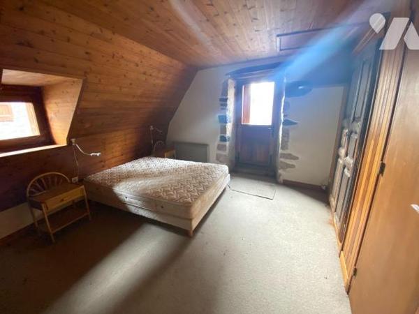 A vendre à Pleaux, en centre-ville, à proximité des commerces et services. 
Une petite maison ...