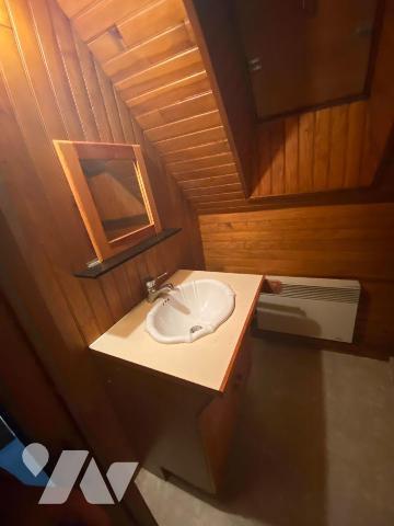 A vendre à Pleaux, en centre-ville, à proximité des commerces et services. 
Une petite maison ...