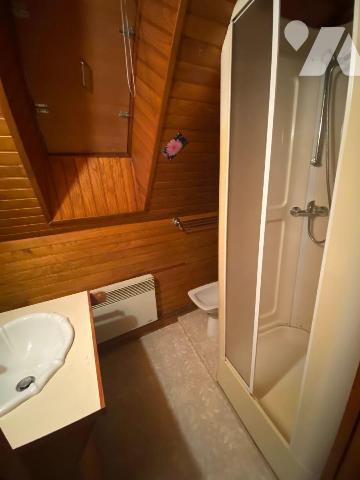 A vendre à Pleaux, en centre-ville, à proximité des commerces et services. 
Une petite maison ...