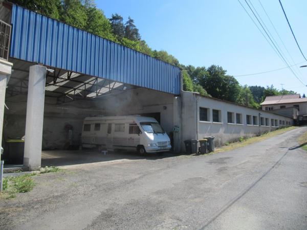 Une affaire à ne pas manquer : deux grands batiments de stockage, deux appartements plus un troisième en cours de finition sur un terrain de 7800 m², accès facile, site sécurisé.