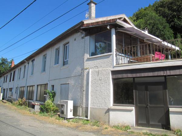 Une affaire à ne pas manquer : deux grands batiments de stockage, deux appartements plus un troisième en cours de finition sur un terrain de 7800 m², accès facile, site sécurisé.