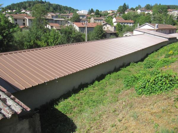 Une affaire à ne pas manquer : deux grands batiments de stockage, deux appartements plus un troisième en cours de finition sur un terrain de 7800 m², accès facile, site sécurisé.