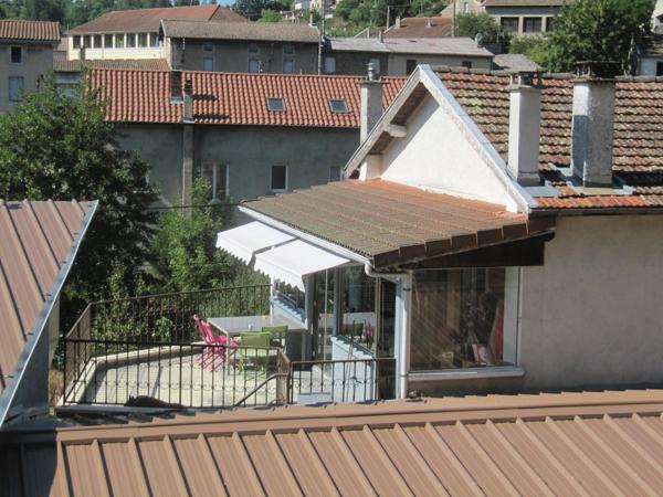 Une affaire à ne pas manquer : deux grands batiments de stockage, deux appartements plus un troisième en cours de finition sur un terrain de 7800 m², accès facile, site sécurisé.