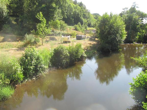 Une affaire à ne pas manquer : deux grands batiments de stockage, deux appartements plus un troisième en cours de finition sur un terrain de 7800 m², accès facile, site sécurisé.
