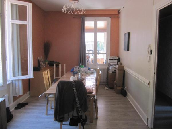 Une affaire à ne pas manquer : deux grands batiments de stockage, deux appartements plus un troisième en cours de finition sur un terrain de 7800 m², accès facile, site sécurisé.