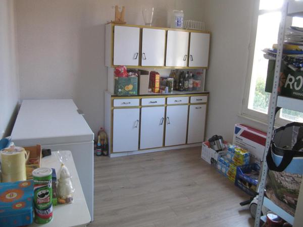 Une affaire à ne pas manquer : deux grands batiments de stockage, deux appartements plus un troisième en cours de finition sur un terrain de 7800 m², accès facile, site sécurisé.