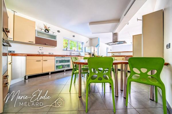 MAISON D’ARCHITECTE – 217 m² – 5 CHAMBRES –1BUREAU – PISCINE CHAUFFÉE – 16,16 ARES
