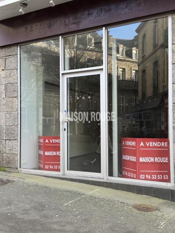 Centre-Ville - SAINT BRIEUC - Local commercial en bon état pour commerces - profession libérale secteur très passant piétonnier avec une réserve