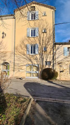 Maison de village avec local commercial et 3 appartements