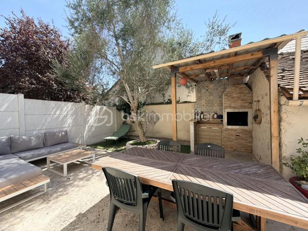 Au rez-de-chaussée, vous serez séduit par une agréable pièce de vie composée d’un double salon-séjour convivial d'environ 30m2 avec poêle à bois et climatisation, ouverte sur une cuisine aménagée et équipée. Un WC indépendant complète ce niveau.

À l’étage, le palier dessert 3 belles chambres spacieuses, une salle de bains avec baignoire balnéo et douche, ainsi qu’un WC indépendant.

Le troisième niveau offre un véritable espace supplémentaire grâce aux combles aménagés, permettant d’optimiser le rangement et de créer un bureau ou une chambre d’appoint selon vos envies. Il est également possible d’y installer un WC.

La maison bénéficie également d’un grand garage attenant, idéal pour stationner et profiter d’un espace de rangement supplémentaire.

À l’extérieur, vous profiterez pleinement d’un terrain clos, à l’abri des regards et sans vis-à-vis, offrant un cadre agréable et intimiste. Une belle cuisine d’été invite aux moments conviviaux en famille ou entre amis, tandis qu’un cabanon complète les espaces extérieurs.

Une maison fonctionnelle, chaleureuse et pleine de potentiel, qui saura séduire ceux à la recherche d’un environnement agréable et d’espaces bien pensés. Une visite s’impose !