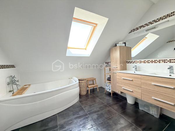 Au rez-de-chaussée, vous serez séduit par une agréable pièce de vie composée d’un double salon-séjour convivial d'environ 30m2 avec poêle à bois et climatisation, ouverte sur une cuisine aménagée et équipée. Un WC indépendant complète ce niveau.

À l’étage, le palier dessert 3 belles chambres spacieuses, une salle de bains avec baignoire balnéo et douche, ainsi qu’un WC indépendant.

Le troisième niveau offre un véritable espace supplémentaire grâce aux combles aménagés, permettant d’optimiser le rangement et de créer un bureau ou une chambre d’appoint selon vos envies. Il est également possible d’y installer un WC.

La maison bénéficie également d’un grand garage attenant, idéal pour stationner et profiter d’un espace de rangement supplémentaire.

À l’extérieur, vous profiterez pleinement d’un terrain clos, à l’abri des regards et sans vis-à-vis, offrant un cadre agréable et intimiste. Une belle cuisine d’été invite aux moments conviviaux en famille ou entre amis, tandis qu’un cabanon complète les espaces extérieurs.

Une maison fonctionnelle, chaleureuse et pleine de potentiel, qui saura séduire ceux à la recherche d’un environnement agréable et d’espaces bien pensés. Une visite s’impose !