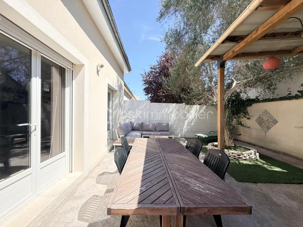 Au rez-de-chaussée, vous serez séduit par une agréable pièce de vie composée d’un double salon-séjour convivial d'environ 30m2 avec poêle à bois et climatisation, ouverte sur une cuisine aménagée et équipée. Un WC indépendant complète ce niveau.

À l’étage, le palier dessert 3 belles chambres spacieuses, une salle de bains avec baignoire balnéo et douche, ainsi qu’un WC indépendant.

Le troisième niveau offre un véritable espace supplémentaire grâce aux combles aménagés, permettant d’optimiser le rangement et de créer un bureau ou une chambre d’appoint selon vos envies. Il est également possible d’y installer un WC.

La maison bénéficie également d’un grand garage attenant, idéal pour stationner et profiter d’un espace de rangement supplémentaire.

À l’extérieur, vous profiterez pleinement d’un terrain clos, à l’abri des regards et sans vis-à-vis, offrant un cadre agréable et intimiste. Une belle cuisine d’été invite aux moments conviviaux en famille ou entre amis, tandis qu’un cabanon complète les espaces extérieurs.

Une maison fonctionnelle, chaleureuse et pleine de potentiel, qui saura séduire ceux à la recherche d’un environnement agréable et d’espaces bien pensés. Une visite s’impose !