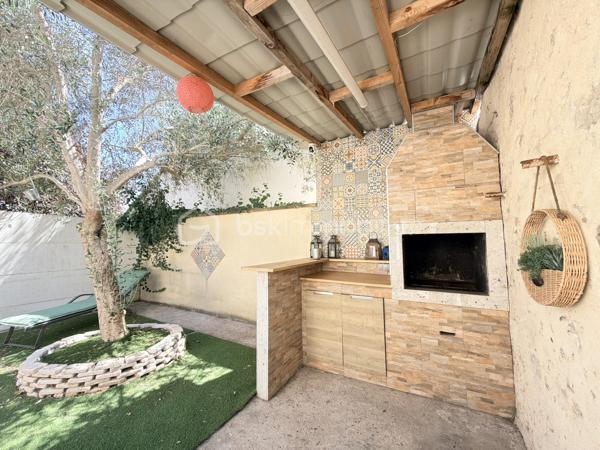 Au rez-de-chaussée, vous serez séduit par une agréable pièce de vie composée d’un double salon-séjour convivial d'environ 30m2 avec poêle à bois et climatisation, ouverte sur une cuisine aménagée et équipée. Un WC indépendant complète ce niveau.

À l’étage, le palier dessert 3 belles chambres spacieuses, une salle de bains avec baignoire balnéo et douche, ainsi qu’un WC indépendant.

Le troisième niveau offre un véritable espace supplémentaire grâce aux combles aménagés, permettant d’optimiser le rangement et de créer un bureau ou une chambre d’appoint selon vos envies. Il est également possible d’y installer un WC.

La maison bénéficie également d’un grand garage attenant, idéal pour stationner et profiter d’un espace de rangement supplémentaire.

À l’extérieur, vous profiterez pleinement d’un terrain clos, à l’abri des regards et sans vis-à-vis, offrant un cadre agréable et intimiste. Une belle cuisine d’été invite aux moments conviviaux en famille ou entre amis, tandis qu’un cabanon complète les espaces extérieurs.

Une maison fonctionnelle, chaleureuse et pleine de potentiel, qui saura séduire ceux à la recherche d’un environnement agréable et d’espaces bien pensés. Une visite s’impose !