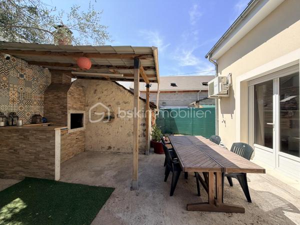 Au rez-de-chaussée, vous serez séduit par une agréable pièce de vie composée d’un double salon-séjour convivial d'environ 30m2 avec poêle à bois et climatisation, ouverte sur une cuisine aménagée et équipée. Un WC indépendant complète ce niveau.

À l’étage, le palier dessert 3 belles chambres spacieuses, une salle de bains avec baignoire balnéo et douche, ainsi qu’un WC indépendant.

Le troisième niveau offre un véritable espace supplémentaire grâce aux combles aménagés, permettant d’optimiser le rangement et de créer un bureau ou une chambre d’appoint selon vos envies. Il est également possible d’y installer un WC.

La maison bénéficie également d’un grand garage attenant, idéal pour stationner et profiter d’un espace de rangement supplémentaire.

À l’extérieur, vous profiterez pleinement d’un terrain clos, à l’abri des regards et sans vis-à-vis, offrant un cadre agréable et intimiste. Une belle cuisine d’été invite aux moments conviviaux en famille ou entre amis, tandis qu’un cabanon complète les espaces extérieurs.

Une maison fonctionnelle, chaleureuse et pleine de potentiel, qui saura séduire ceux à la recherche d’un environnement agréable et d’espaces bien pensés. Une visite s’impose !