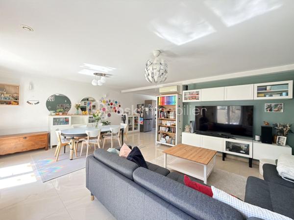 Au rez-de-chaussée, vous serez séduit par une agréable pièce de vie composée d’un double salon-séjour convivial d'environ 30m2 avec poêle à bois et climatisation, ouverte sur une cuisine aménagée et équipée. Un WC indépendant complète ce niveau.

À l’étage, le palier dessert 3 belles chambres spacieuses, une salle de bains avec baignoire balnéo et douche, ainsi qu’un WC indépendant.

Le troisième niveau offre un véritable espace supplémentaire grâce aux combles aménagés, permettant d’optimiser le rangement et de créer un bureau ou une chambre d’appoint selon vos envies. Il est également possible d’y installer un WC.

La maison bénéficie également d’un grand garage attenant, idéal pour stationner et profiter d’un espace de rangement supplémentaire.

À l’extérieur, vous profiterez pleinement d’un terrain clos, à l’abri des regards et sans vis-à-vis, offrant un cadre agréable et intimiste. Une belle cuisine d’été invite aux moments conviviaux en famille ou entre amis, tandis qu’un cabanon complète les espaces extérieurs.

Une maison fonctionnelle, chaleureuse et pleine de potentiel, qui saura séduire ceux à la recherche d’un environnement agréable et d’espaces bien pensés. Une visite s’impose !
