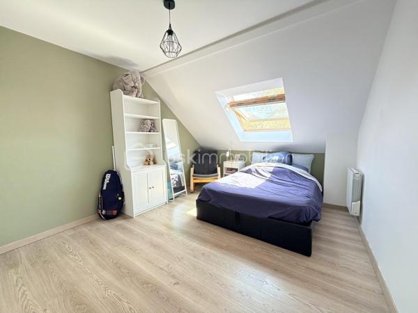 Au rez-de-chaussée, vous serez séduit par une agréable pièce de vie composée d’un double salon-séjour convivial d'environ 30m2 avec poêle à bois et climatisation, ouverte sur une cuisine aménagée et équipée. Un WC indépendant complète ce niveau.

À l’étage, le palier dessert 3 belles chambres spacieuses, une salle de bains avec baignoire balnéo et douche, ainsi qu’un WC indépendant.

Le troisième niveau offre un véritable espace supplémentaire grâce aux combles aménagés, permettant d’optimiser le rangement et de créer un bureau ou une chambre d’appoint selon vos envies. Il est également possible d’y installer un WC.

La maison bénéficie également d’un grand garage attenant, idéal pour stationner et profiter d’un espace de rangement supplémentaire.

À l’extérieur, vous profiterez pleinement d’un terrain clos, à l’abri des regards et sans vis-à-vis, offrant un cadre agréable et intimiste. Une belle cuisine d’été invite aux moments conviviaux en famille ou entre amis, tandis qu’un cabanon complète les espaces extérieurs.

Une maison fonctionnelle, chaleureuse et pleine de potentiel, qui saura séduire ceux à la recherche d’un environnement agréable et d’espaces bien pensés. Une visite s’impose !