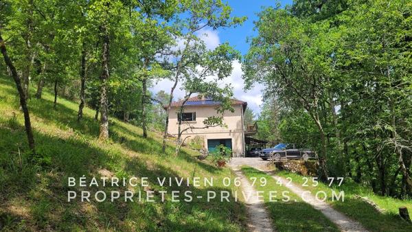 Entre Plazac et Rouffignac ! Maison au coeur de la forêt. 2 chambres. Possibilité 3 ch. Sous-sol. Terrain boisé: 12642 m2