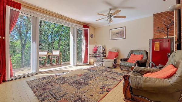 Entre Plazac et Rouffignac ! Maison au coeur de la forêt. 2 chambres. Possibilité 3 ch. Sous-sol. Terrain boisé: 12642 m2