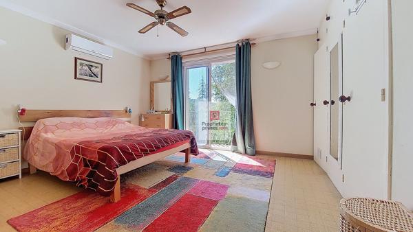 Entre Plazac et Rouffignac ! Maison au coeur de la forêt. 2 chambres. Possibilité 3 ch. Sous-sol. Terrain boisé: 12642 m2