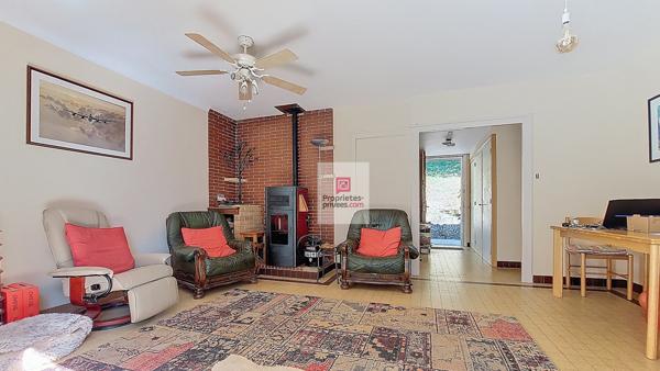 Entre Plazac et Rouffignac ! Maison au coeur de la forêt. 2 chambres. Possibilité 3 ch. Sous-sol. Terrain boisé: 12642 m2