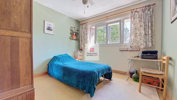 Entre Plazac et Rouffignac ! Maison au coeur de la forêt. 2 chambres. Possibilité 3 ch. Sous-sol. Terrain boisé: 12642 m2