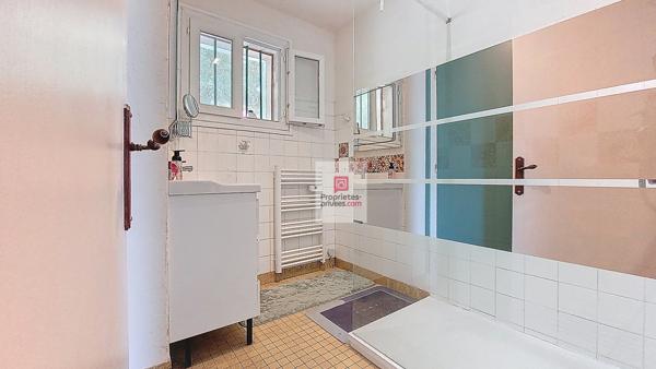 Entre Plazac et Rouffignac ! Maison au coeur de la forêt. 2 chambres. Possibilité 3 ch. Sous-sol. Terrain boisé: 12642 m2