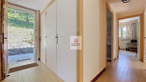 Entre Plazac et Rouffignac ! Maison au coeur de la forêt. 2 chambres. Possibilité 3 ch. Sous-sol. Terrain boisé: 12642 m2