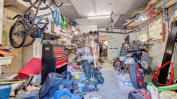 Entre Plazac et Rouffignac ! Maison au coeur de la forêt. 2 chambres. Possibilité 3 ch. Sous-sol. Terrain boisé: 12642 m2